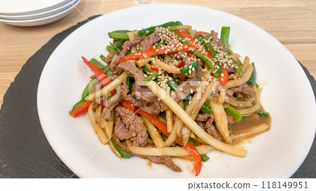 青椒肉丸，裡面裝滿了蔬菜和牛肉 118149951