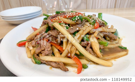 Green pepper and beef stir-fry with plenty of vegetables Green pepper and beef stir-fry with plenty of vegetables 118149952