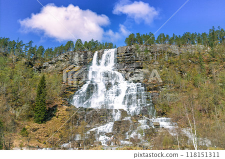The spectacular Tvindfossen waterfall is located in sunny Voss, Norway. 118151311