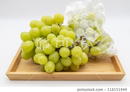 Wooden tray and Muscat grapes in a bag 118151949