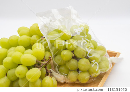 Wooden tray and Muscat grapes in a bag 118151950