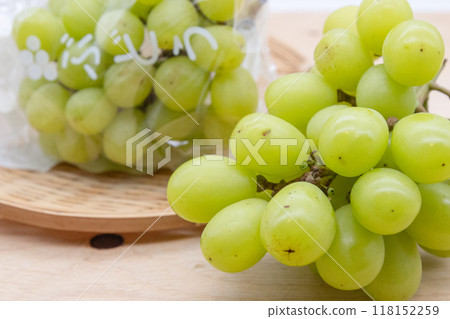 Muscat grapes and exposed bunches in a triangular bag Muscat grapes and exposed bunches in a triangular bag 118152259