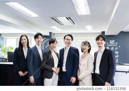 Business person working in the office 118152306