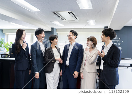 在辦公室工作的商務人士 118152309