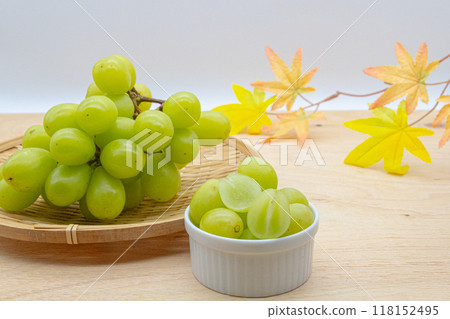 Grapes and autumn images: Muscat grapes on a colander and autumn leaves 118152495
