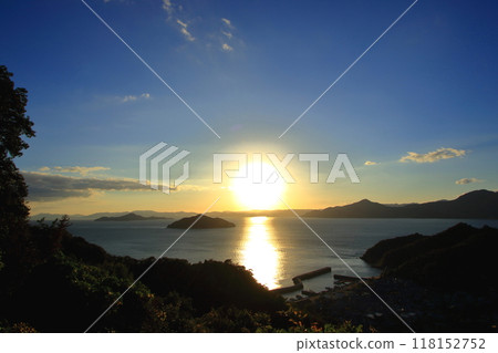江田島日落時美麗波光粼粼的大海 江田島日落時美麗波光粼粼的大海 118152752