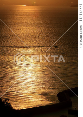 Beautiful sparkling sunset over the Seto Inland Sea Beautiful sparkling sunset over the Seto Inland Sea 118152771
