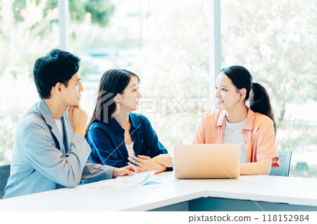 Business person meeting in the office 118152984