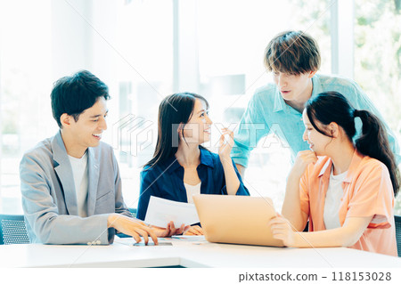 Business person meeting in the office 118153028