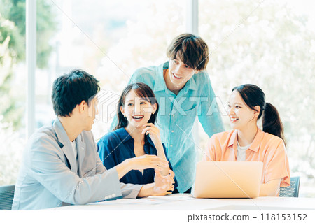 在辦公室的業務人會議 118153152