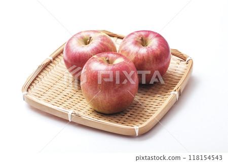 Tsugaru apples, summer apples, early apples, fresh apples, unpeeled apples, healthy fruits 118154543