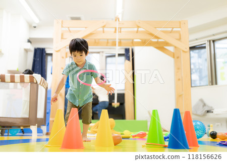 一名 4 歲男孩在室內日托機構玩耍 118156626