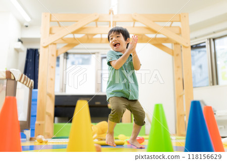 一名 4 歲男孩在室內日托機構玩耍 118156629