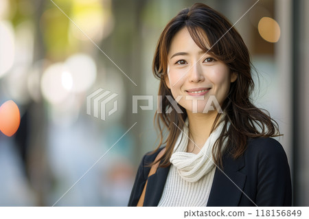 秋冬穿搭笑容可愛的女人 118156849
