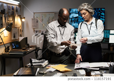 Collaborating in Modern Office Environment on Project Collaborating in Modern Office Environment on Project 118157191