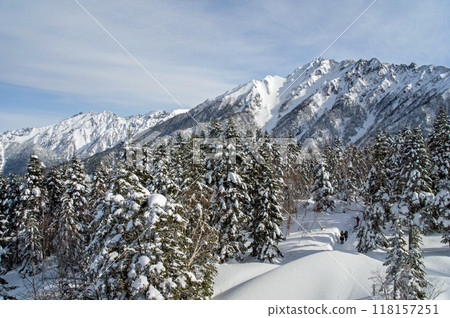 從新穗高索道觀景台欣賞冬季山脈的壯麗景色 從新穗高索道觀景台欣賞冬季山脈的壯麗景色 118157251