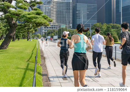 Imperial Palace Running: Running around the Imperial Palace in Chiyoda Ward, Tokyo 118159064