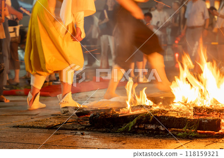 A monk guiding a fire walker at the Toka Kannon temple in Tsu City, Mie Prefecture 118159321