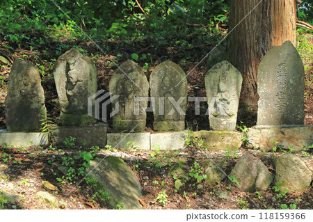 Stone Buddhas on the Senkoku Kaido Stone Buddhas on the Senkoku Kaido 118159366