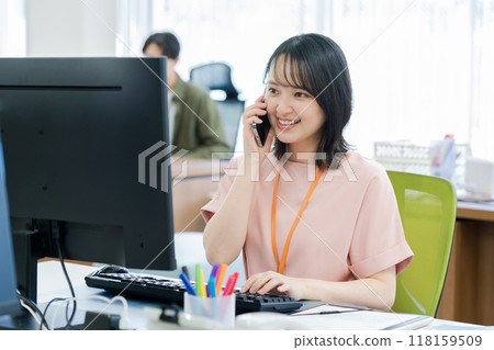 在辦公室工作的女商人 118159509