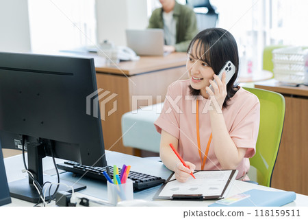 Business woman working in the office Business woman working in the office 118159511