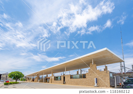 Joshu Tomioka Station, the closest station to the Tomioka Silk Mill. The bricks are made using the same French bond method as the Tomioka Silk Mill, but with Tomioka bond that can accommodate diagonal bracing. 118160212