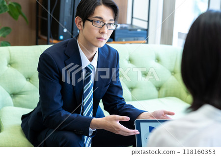 商人在辦公室有業務洽談 118160353