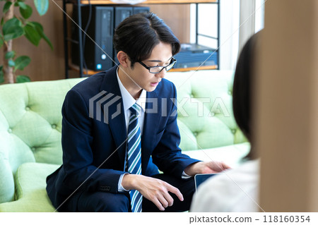 商人在辦公室有業務洽談 118160354