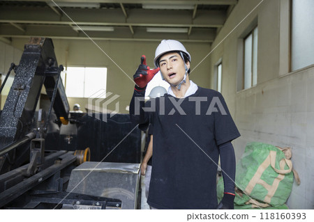 一名男子正在檢查一輛卡車 118160393