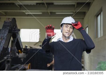 一名男子正在檢查一輛卡車 118160395