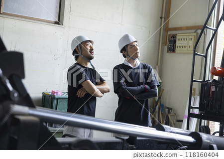 Man inspecting a truck 118160404