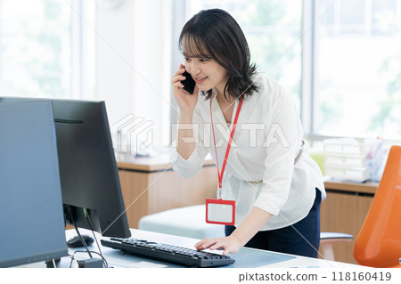 Business woman working in the office 118160419