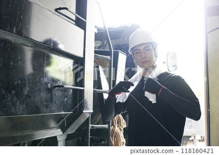 一名男子正在檢查一輛卡車 118160421