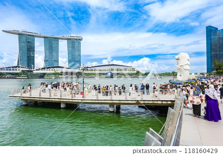 Singapore Merlion and Marina Bay 118160429