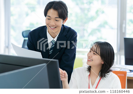 工作在辦公室的女商人和商人 118160446