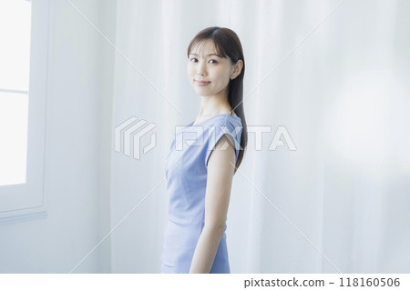 一件淺藍色洋裝的女人 118160506