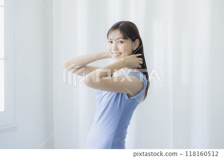 一件淺藍色洋裝的女人 一件淺藍色洋裝的女人 118160512