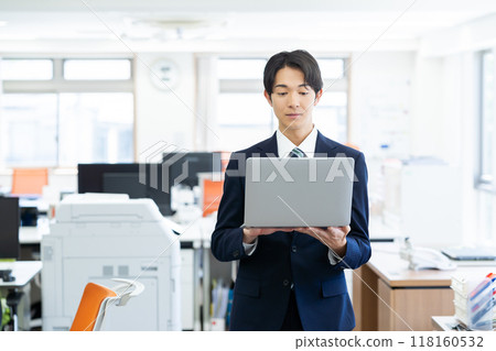 Business people working in the office Business people working in the office 118160532