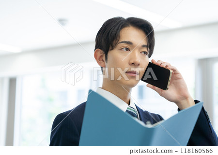 在辦公室工作的商人 118160566