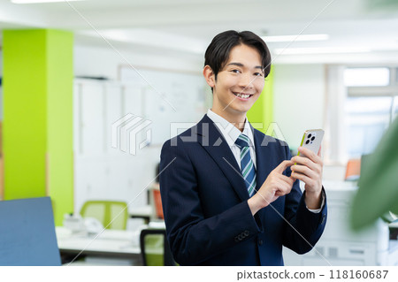 一名商人，在辦公室裡的智能手機 118160687