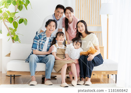 三代家庭在客廳放鬆 118160842