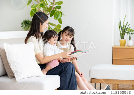 Parents and children reading picture books 118160938