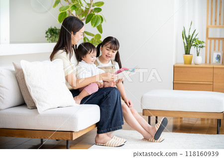Parents and children reading picture books 118160939