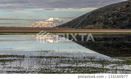 Fist light on the Limpiopungo lagoon with view and reflection of the Chimborazo volcano 118160977
