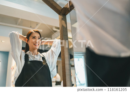 beautician, beauty artist, coiffeur 118161205