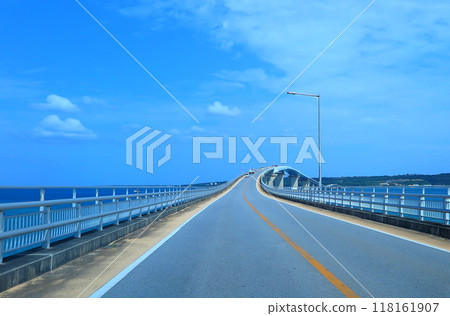 連接沖繩縣宮古島和伊良部島的伊良部大橋(車內景觀) 連接沖繩縣宮古島和伊良部島的伊良部大橋(車內景觀) 118161907