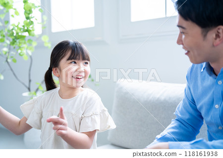 父親和女兒在客廳放鬆 118161938