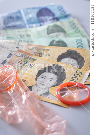 外幣和保險套,賺錢,缺錢 外幣和保險套,賺錢,缺錢 118162185