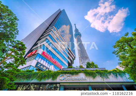 日本東京城市景觀：東京晴空塔與晴空街道綠樹成蔭 = 9 月 6 日 118162216
