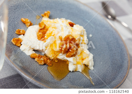 Fresh cottage cheese with honey and walnuts 118162540